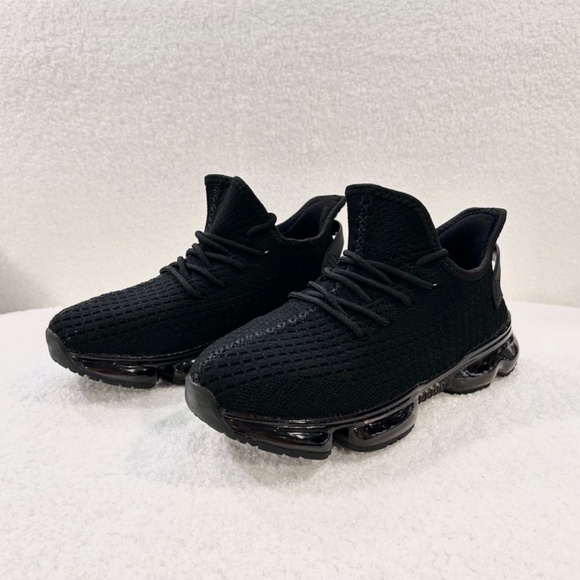 New Berness Women’s Size 6 Black Fabric Sneaker Child Size 4/4.5 Athletic - Picture 1 of 8